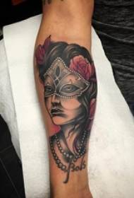 Jongens armen geschilderd planten bloemen en maskers personages tattoo foto's