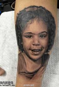 Modello braccio tatuaggio personaggio bambina nera