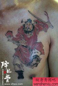 Vyriškos krūtinės klasikinės tatuiruotės stiliaus tatuiruotė