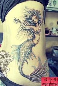 Smuk havfrue tatoveringsmønster populært i taljen