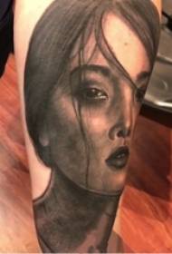 Braccio del ragazzo su nero grigio schizzo punto spina tecnica solo bellezza studente personaggio tatuaggio immagine