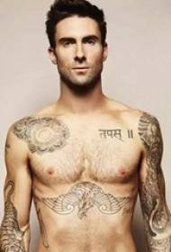 Donkere grijze dierentatoegeringsfoto van de Amerikaanse tattoo-ster Adam Levine