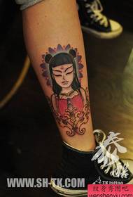 Kiu tatuaje mastro estas populara en la kruro?