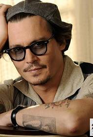 Jack Kaptén Johnny Depp nunjukkeun tato Fesyen