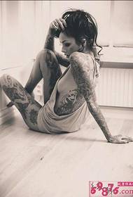 Tatuaje en branco e negro creativo de beleza