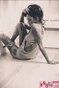 Tatuaggio in bianco e nero creativo di bellezza