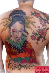 красивий візерунок татуювання гейші на спині чоловіка