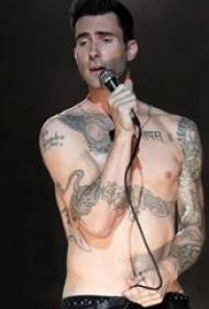 Tato hideung gambar tato kreatif ngeunaan béntang tato Amérika Adam Levine