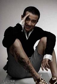 Модел на тетоважи со црвени нозе