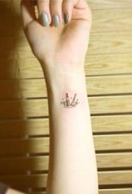 ແຂນທີ່ມີເສັ້ນສີດໍາທີ່ບໍ່ມີຕົວຕົນສ້າງສັນລັກສະນະຮູບແບບ tattoo ສົດໆນ້ອຍໆ