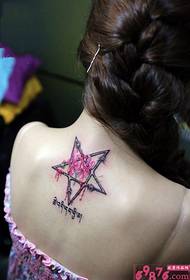 Il personaggio della bellezza è protagonista del tatuaggio di moda sanscrito