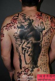 Готино мастило стил на татуировки на камбани на мъжки гръб