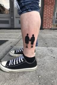 Stinco del ragazzo sull'immagine nera del tatuaggio dell'amico della siluetta del carattere