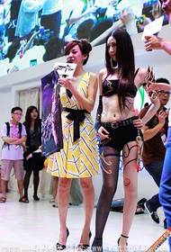 Star Chen Yihan verraste de sexy tatoeage van de wijnstok tijdens de persconferentie