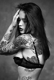 Tatuaje sexy de corpo de beleza fatal