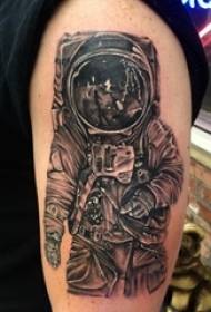 Der Arm des Jungen auf einfacher abstrakter Linie Charakterastronautentätowierungsbild des schwarzen grauen Punktdorns