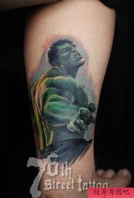 Popüler bir bacak ile serin yeşil dev dövme deseni