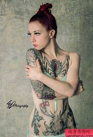 Tatuiruočių šou, rekomenduokite kūrybingą moters tatuiruotės nuotrauką