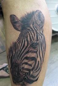 Një tatuazh me një model gri me ngjyra të vetme