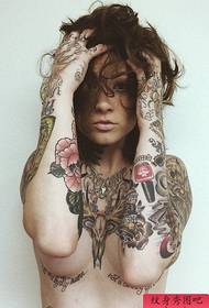 Patrón de tatuaxe de brazo de flor de muller