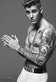 Hoko ko te tattoo papanga hou na Calvin klein