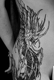 タトゥーアーティストセルゲイの不気味な黒の生き物と悪魔のタトゥーパターン