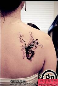 Populiarus estetinis pečių drugelio tatuiruotės modelis