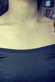 Прелепа популарна мала тетоважа ластавице на рамену лепе жене