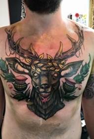 Vīriešu modes tetovējuma krāsa dominē jaunā tradicionālā tetovējuma dzīvnieku tetovējumā
