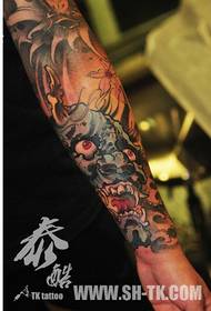 një tatuazh prajna me një krah të lezetshëm dhe dominues
