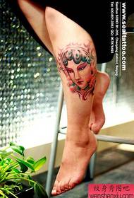 Популярни красиви момичета крака цвете татуировка модел