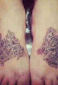 Instep tattoo, male student's instep, black English tattoo picture