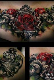 Skaisti un skaisti Eiropas un Amerikas rožu tetovējumi uz priekšējās krūtīm