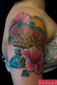 Ženská ruka len krásne vyzerajúce farebné koruny tetovanie