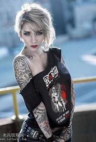Modello di tatuaggio donna capelli bianchi