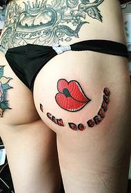 Cadere sul culo più sexy della femmina su entrambi i lati del tatuaggio floreale