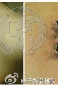 Prachtig mooi zwart en grijs lotus tattoo-patroon bij het prachtige sleutelbeen