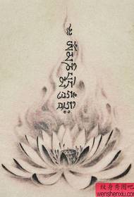 Prekrasan crni i sivi cvijet lotosa s sanskritskim uzorkom tetovaže