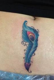 Tatuatge de plomes de paó real amb paó real femení