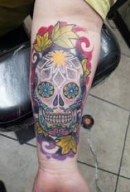 Tetovēta taro meitene gleznoja tetovējumu uz meitenes rokas