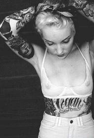 Черно-бял модел татуировка на женската личност