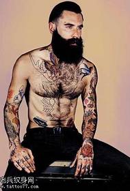 Patrón de tatuaje sexy hombre de barba