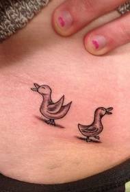 Dos lindos tatuajes de patitos en el vientre de una mujer