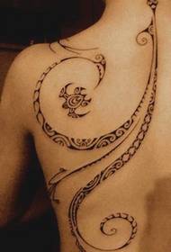 Прекрасна тотемска тетоважа на женским леђима