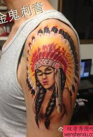 Masciu bracciu bello mudellu di tatuaggi di bellezza indiana