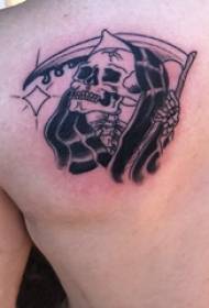 Studente maschio tatuaggio spalla posteriore con tatuaggio morte falce nera sulla spalla