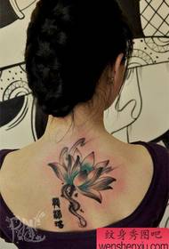 Prekrasan uzorak tetovaže pop lotusa na poleđini ljepotice