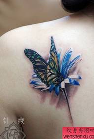 Parte posteriore della femmina un modello di tatuaggio fiore farfalla amore