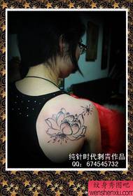 Moteriškos pečių populiarus gražus rašalo lotoso tatuiruotės modelis
