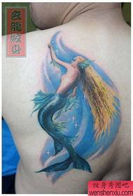 Nydelig fargerikt havfrue tatoveringsmønster på mannlige skuldre
